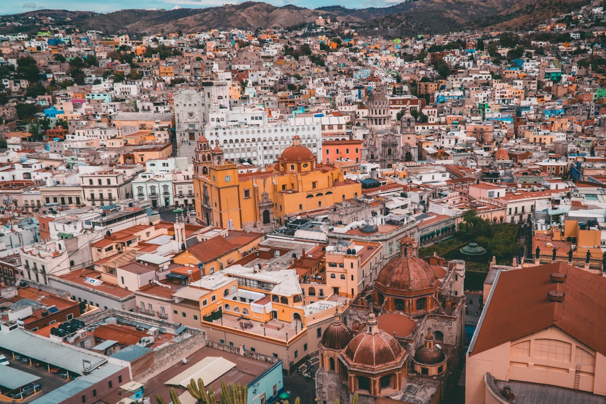 Casas de colores en una ciudad mexicana