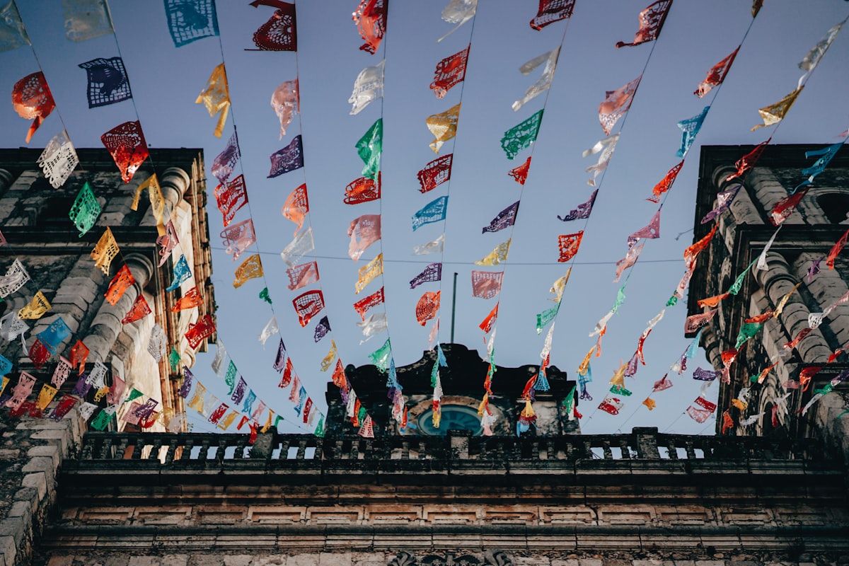 Papel picado colgado sobre una calle