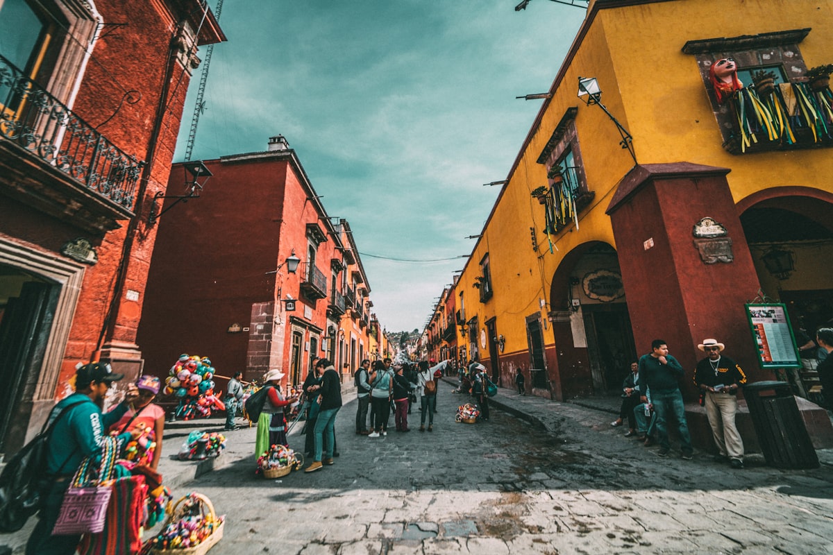Calle colorida de un pueblo mexicano